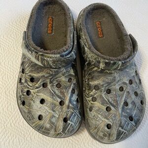 CROCS Men’s Green Camo fleece lined Slippers sz 11